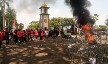 Aksi unjuk Rasa di Pelantikan Anggota DPRD Kab. Pandeglang