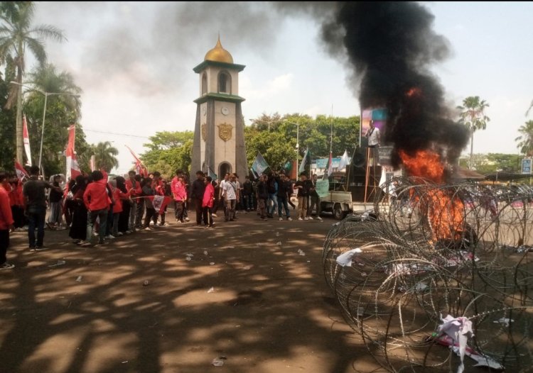 Aksi unjuk Rasa di Pelantikan Anggota DPRD Kab. Pandeglang