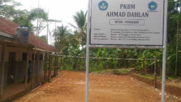 Siswa-Siswi PKBM Ahmad Dahlan Kecamatan Sindangresmi dipertanyakan Aktivis AMMUK