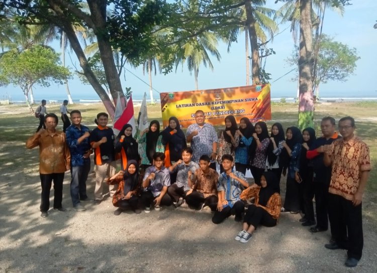 SMAN 15 Pandeglang gelar LDKS di pantai Karang Tumpeng Carita