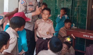 Kanit Binmas Polsek Jiput, dalam Upaya Ciptakan Lingkungan Sekolah Aman dan Nyaman, Berikan Edukasi Anti-Bullying di SDN Sukacai 1