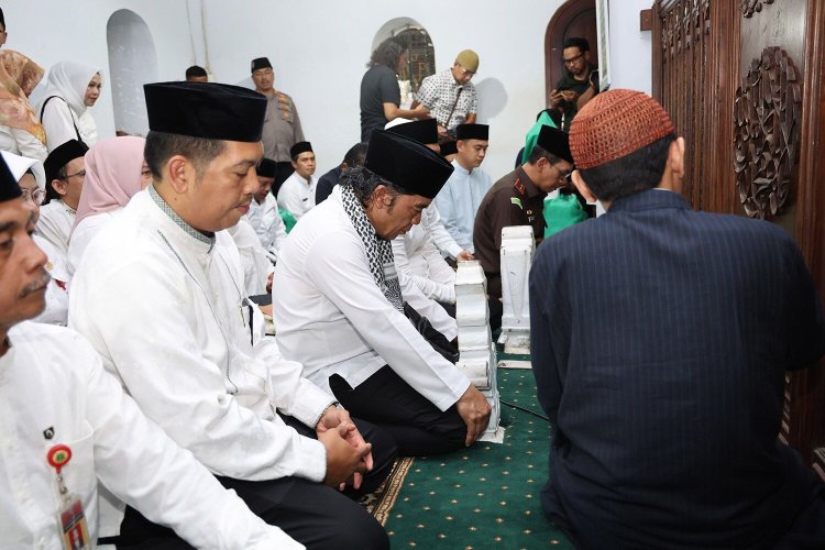 Pj Gubernur Al Muktabar Didampingi Forkopimda Ziarah ke Sultan Maulana Hasanuddin, Dalam Rangka HUT ke-24 Provinsi Banten