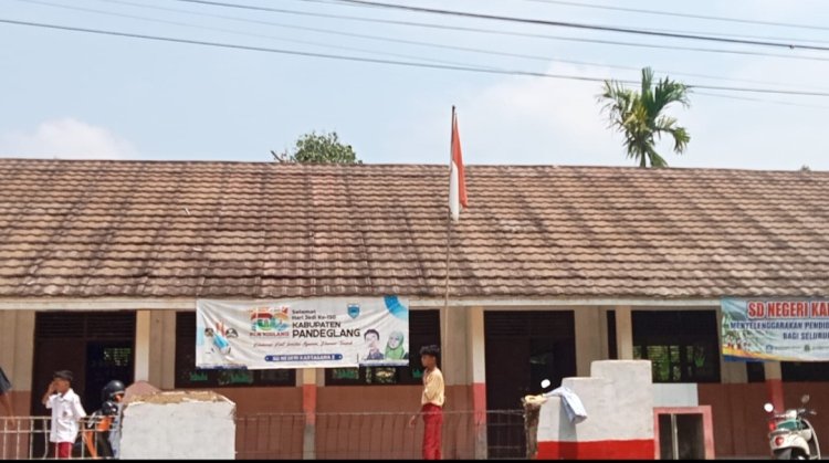 Diduga Kurangnya Patriotisme dan Cinta Tanah Air Sangsaka Merah Putih di SDN Kertasana 2  Terpasang Dengan Kondisi Sobek