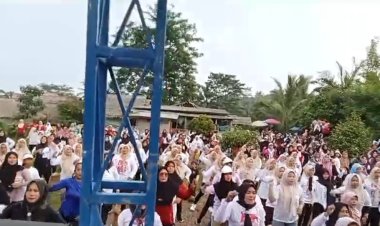 Relawan Dewi-Dim Bersama Emak-Emak Se Kecamatan Cikedal Laksanakan Senam Sehat Dihadiri Cawabup No 2