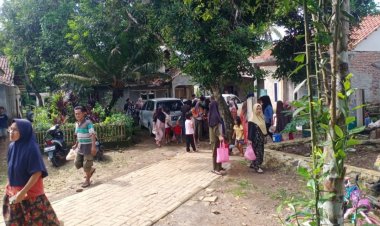 Tim Paslon Gubernur Banten dan Bupati Pandeglang Nomor Urut 01,  Diduga Bagi-Bagi Sembako Dengan Dalih Tebus Murah di Desa Babakanlor Cikedal