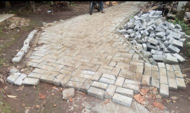 PJ Desa Cipicung Kecamatan Cikedal Diduga Lengkapi Pasilitas Teras Dapur Rumah Pribadi Dari DD Tahap 2.