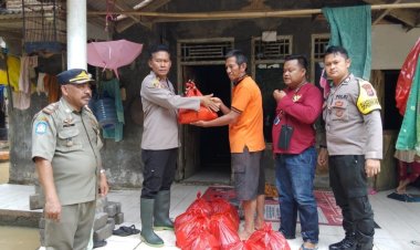 Peduli Korban Banjir Polsek Panimbang Polres Pandeglang Berikan Bantuan Sembako Kepada Warga