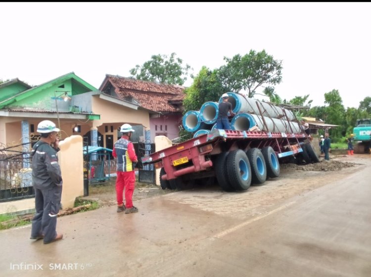 Diduga Jalan Licin Mobil Bermuatan Beton Paku Bumi Tergelincir Menabrak Rumah Warga.