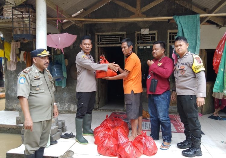 Peduli Korban Banjir Polsek Panimbang Polres Pandeglang Berikan Bantuan Sembako Kepada Warga