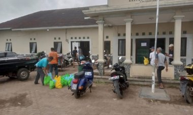 Tahun Baru,Warga Desa Cigondang Labuan Yang Terdampak Bencana Dapat Sembako Dari DD.