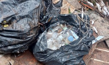 Para Aktivis Menemukan Limbah (B3) Yang Dibuang Disungai Yang Sedang Surut Oleh Oknum Tak Bertanggungjawab Jawab.