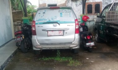 Mobil Dinas Kantor Camat Panimbang Diduga Rusak Dan Terbengkalai