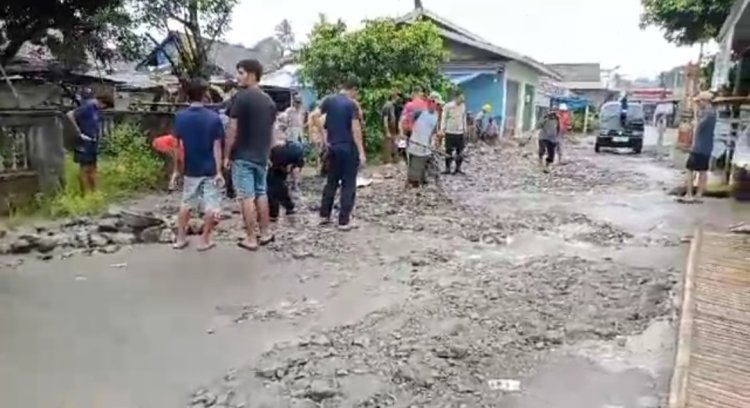 Masyarakat Bojong Canar Desa Dahu Cikedal, Perbaiki Jalan Provinsi Menuju Kantor Camat Cikedal Secara Swadaya