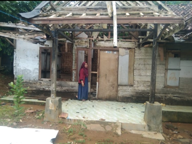 Atap Rumah Warga Berstatus Janda Roboh Akibat Derasnya Hujan.