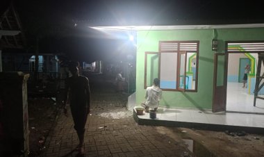Gotong Royong, Warga Kampung Sukacai Lebak RT 01 Lakukan Pengecatan Mushola Hidayatu Sibyan Sambut Bulan Suci Ramadhan