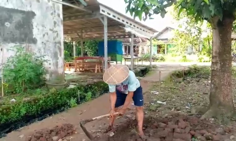 Warga Kampung Sida Mulya Desa Gombong Kecamatan Panimbang Apresiasi Pelaksanaan Pembangunan TPT DD Tahun 2025.
