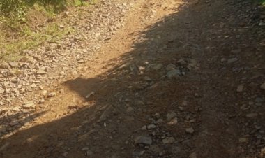 Akses Jalan Utama Kampung Haur Desa Cisereheun Cigeulis Rusak Parah, Warga Meminta Pemda Segera Membangunnya