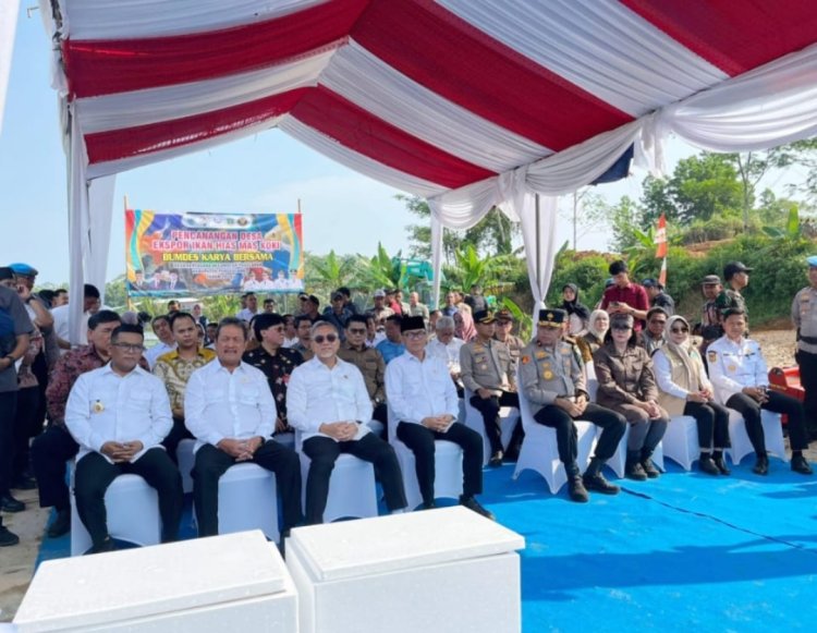 Aktivis Pandeglang, Apresiasi Kunjungan Tiga Menteri Ke Desa Kertasana Pagelaran, Tinjau Budidaya Ikan Hias Mas Koki.
