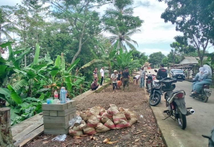 Diduga pelaksanaan Pembangunan Tugu Perbatasan Desa Sobang Dan Cimanis Tepat Di kampung Songgom Dobrak UU KIP