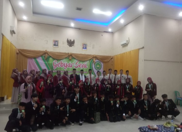 MTs Mathlabul Falah Lepas Puluhan Siswa Lewat Gebyar Kreasi Seni Nusantara