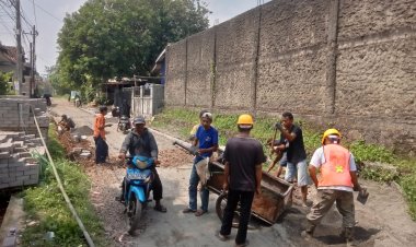Warga Apresiasi Jalan Desa Rancateureup Labuan Dibangun Paving Blok Oleh Perkim.