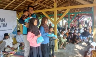 Disuport PLTU Banten 2 Labuan, Keluarga Besar Pengelola Pantai Ceria Cigondang Pandeglang Santuni Yatim