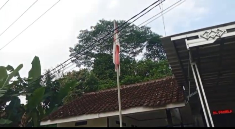 Diduga Kades Montor Tidak Peduli Terhadap Simbol Negara Dan Disinyalir Merendahkan Kehormatan Negara Dengan Memasang Bendera Merah Putih Yang Disinyalir Kusam Dan Sudah Sobek.