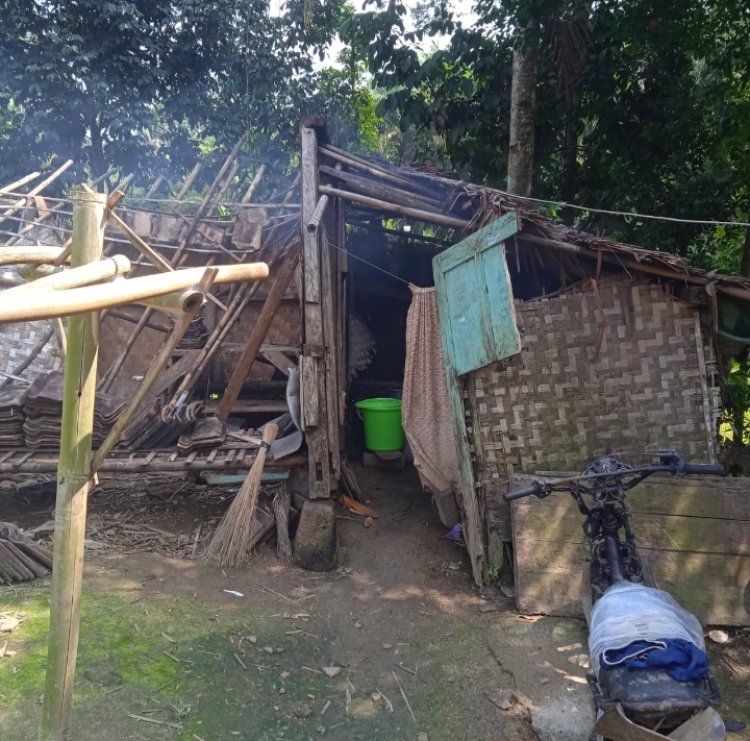 Kondisi Rumah Rumyana Warga Desa Margaluyu-Cimarga Roboh.Butuh Bantuan Semua Pihak.