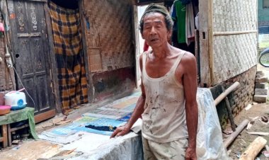 Rumah Lapuk Roboh, Bapak Jumri Hidup di Tengah Keterbatasan