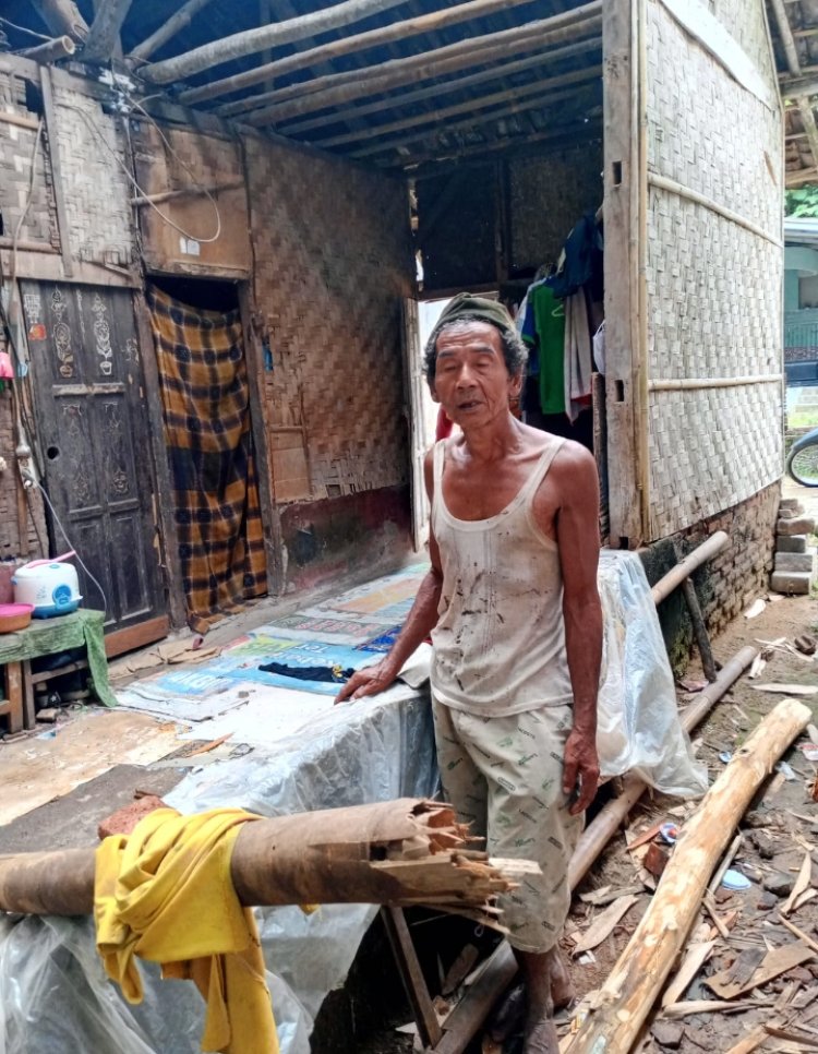 Rumah Lapuk Roboh, Bapak Jumri Hidup di Tengah Keterbatasan