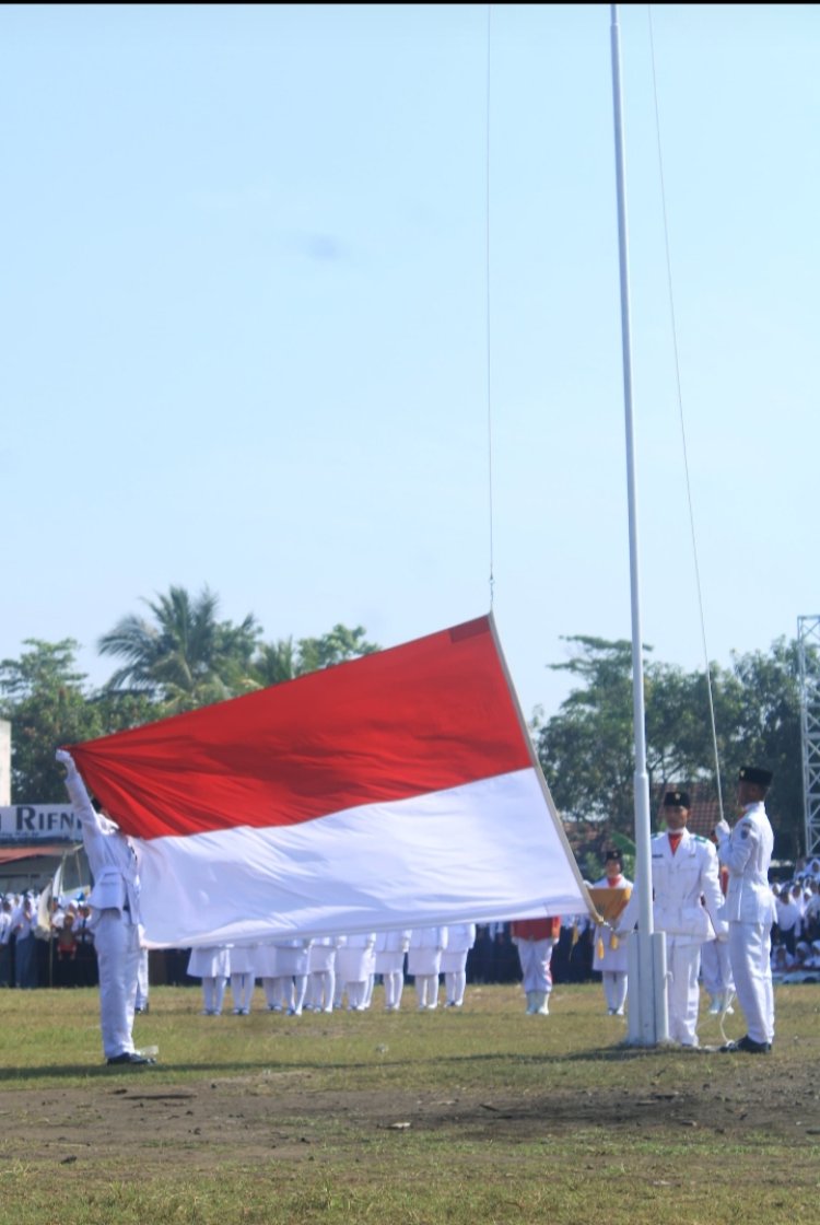 Ribuan Warga Padati Alun-Alun Kecamatan Pagelaran, Saksikan Upacara Pengibaran Sang Saka Merah Putih.