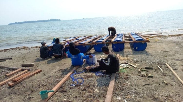 Penanganan Bangkai Tongkang Diperairan Popole Cigondang