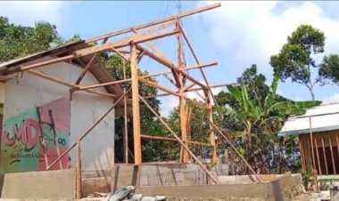 Perjuangan Guru Honorer Membangun Sarana Dan Prasarana Gedung sekolah Tanpa Bantuan Pemerintahan Dan Berharap Kemenag Dan Pemerintah Tak Tutup mata.