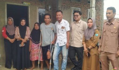 Dr.Alfin Didamping Relawan Sosial Kabupaten Pandeglang Berikan Bantuan Kaki Palsu Kepada Amin.