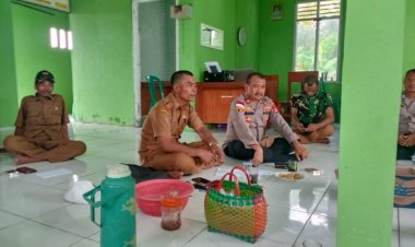 Pertemuan Dikantor Desa Suka Mulya Dihadiri Oleh Kepala Desa Dihadiri Kapolsek Cikeusik, H.Juhdi Dan BHH GIB BANTEN.