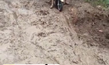 Jalan Desa Hegar Manah Yang Menghubungkan Dengan Desa Sindang Ratu Berkubang Tak Layak Dilewati Kendaraan Roda Empat Maupun Roda Dua.