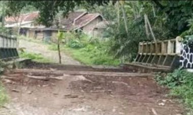 Warga Parungkokosan Apresiasi Kades Dan Meminta Pihak Dinas Perhatian Jalan Desa Mereka Yang Menghubungkan Dua Kecamatan