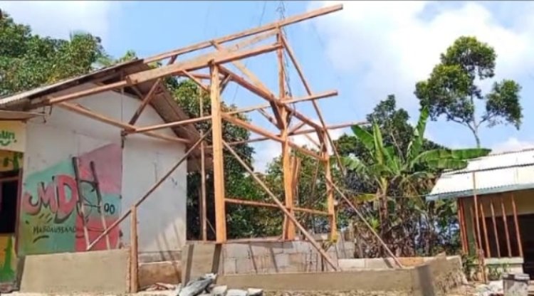 Perjuangan Guru Honorer Membangun Sarana Dan Prasarana Gedung sekolah Tanpa Bantuan Pemerintahan Dan Berharap Kemenag Dan Pemerintah Tak Tutup mata.