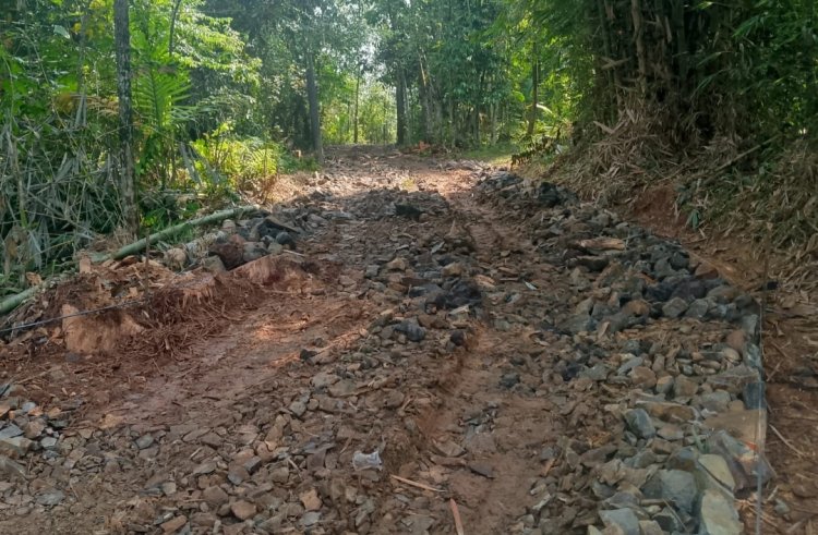 Pembangunan Paving Block Pisew KKAD Indah Sari Desa Medalsari-Sindanghayu Saketi, Diduga Kualitas Matrial Tidak Sesuai