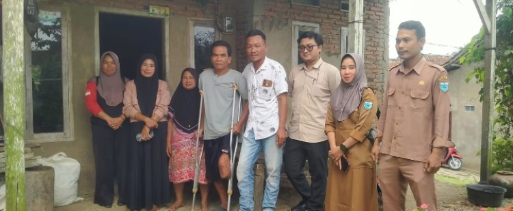 Dr.Alfin Didamping Relawan Sosial Kabupaten Pandeglang Berikan Bantuan Kaki Palsu Kepada Amin.
