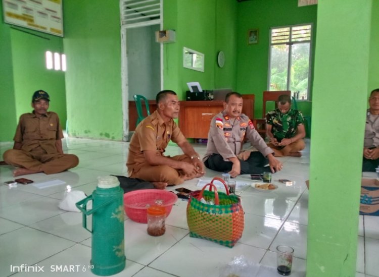 Pertemuan Dikantor Desa Suka Mulya Dihadiri Oleh Kepala Desa Dihadiri Kapolsek Cikeusik, H.Juhdi Dan BHH GIB BANTEN.