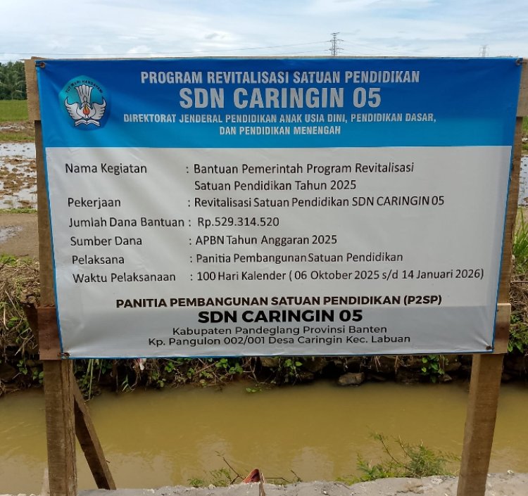 Diduga Minimnya Kepengawasan Dalam Pekerjaan Revitalisasi Di SDN Caringin 5 Labuan Sehingga Abaikan APD