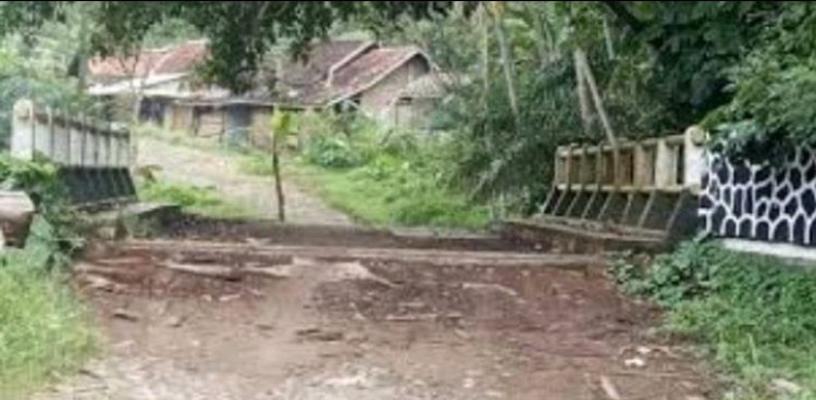 Warga Parungkokosan Apresiasi Kades Dan Meminta Pihak Dinas Perhatian Jalan Desa Mereka Yang Menghubungkan Dua Kecamatan