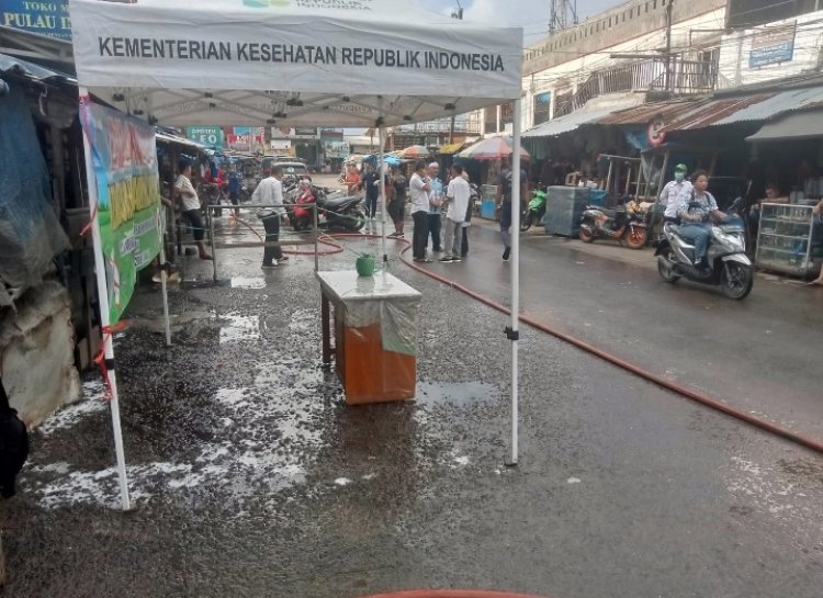 Dibantu Para Pihak, Unsur Forkopimcam Kecamatan Labuan Dan Pemdes Setempat lakukan Pembersihan Di Pasar.