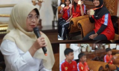 Bupati Pandeglang Beri Uang Pembinaan Pada Atlet Karate Berprestasi-- Pelatih Sampaikan Terimakasih Dan Apresiasi 