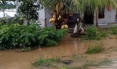 Akibat Curah Hujan Yang Deras Kampung Salam Desa Mekar Jaya Kecamatan Panimbang Dikepung Banjir.