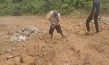 Warga Desa Gunung Gede Dan Ci Barengkok Kecamatan Panggarangan,Keluhkan Kondisi Jalan Penghubung Dua Desa Rusak Parah