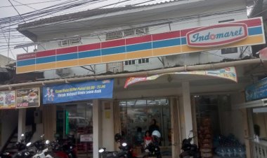 Larang Warga Berteduh Bawa Kursi Saat Hujan, Indomaret Di Depan RSUD Labuan Dikecam Warga