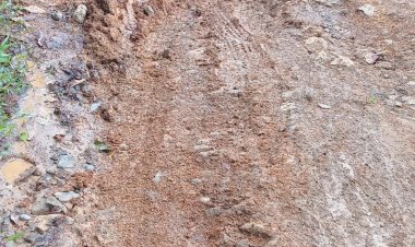 Warga Desa Cibarani Kecamatan Cirinten Keluhkan Jalan Poros Desa Yang Rusak Parah Bagaikan Kubangan