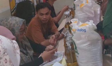 Desa Leuwidamar Bagikan Bansos Pangan Beras Dan Minyak Goreng